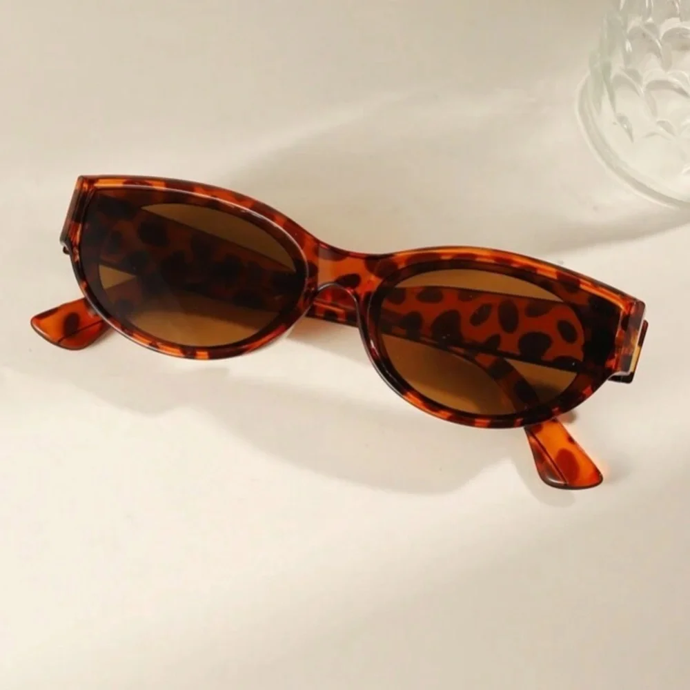Luxe black trendy cat eye oval sunglasses